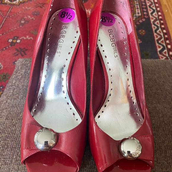 BCBGIRLS w8 1/2 Red high heels. Silver hardware on front.VINTAGE. - Picture 8 of 10